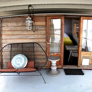 https://bed-in-boat-amsterdam.amsterdamhotelsnl.com